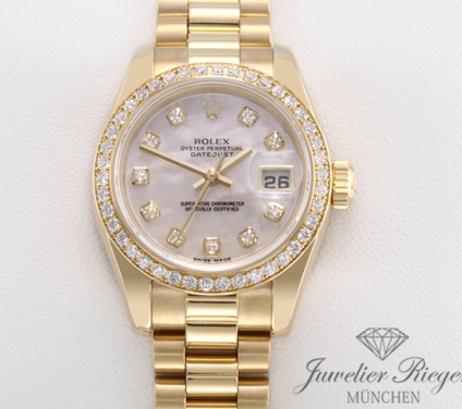 Uhransicht von vorne, hauptsächlich das Zifferblatt und die Lünette sichtbar. Rolex Lady Datejust 179138 2014 Gelbgold 750 Perlmutt Diamanten Automatik Gold