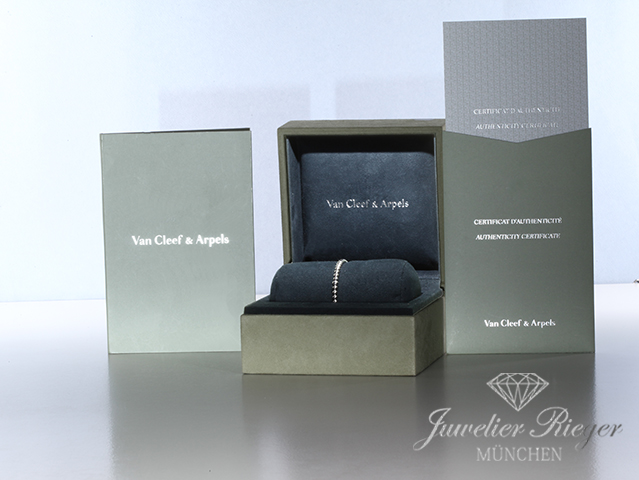 Bild 4 der Galerie: Van Cleef & Arpels Armreif Perlee Pearls of Gold Gr M Weissgold 750 VCARO7A900