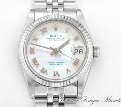 Uhransicht von vorne, hauptsächlich das Zifferblatt und die Lünette sichtbar. Rolex Medium Datejust 31 mm Stahl Weissgold 750 Perlmutt 2002 Automatik Gold
