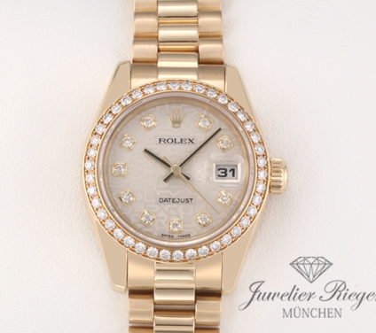 Uhransicht von vorne, hauptsächlich das Zifferblatt und die Lünette sichtbar. Rolex Lady Datejust 179138 2005 Gelbgold 750 Diamanten Automatik Gold