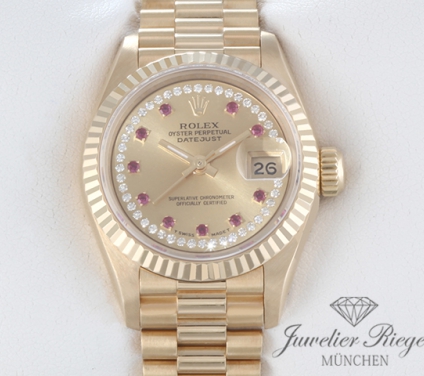 Uhransicht von vorne, hauptsächlich das Zifferblatt und die Lünette sichtbar. Rolex Lady Datejust Gelbgold 750 Diamanten Rubine Automatik Gold Damen