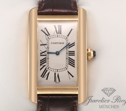 Uhransicht von vorne, hauptsächlich das Zifferblatt und die Lünette sichtbar. Cartier Tank Americaine Großes Modell Gelbgold 750 1735 Handaufzug Leder Gold