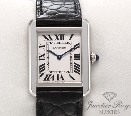 Uhransicht von vorne, hauptsächlich das Zifferblatt und die Lünette sichtbar. Cartier Tank Solo Kleines Modell W5200005 2017 Edelstahl Lederband Stahl