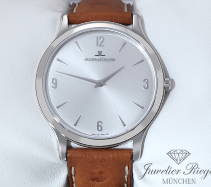Uhransicht von vorne, hauptsächlich das Zifferblatt und die Lünette sichtbar. Jaeger Le Coultre Master Ultra Thin 145.8.79 Stahl Handaufzug JLC-Service: 2026