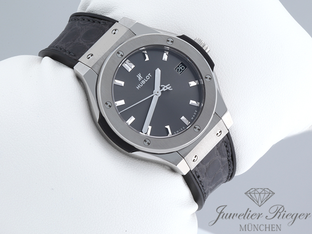 Bild 3 der Galerie: Hublot Lady Classic Fusion Racing Grey 33 mm 2016 581.NX.7071.LR Titan Damen