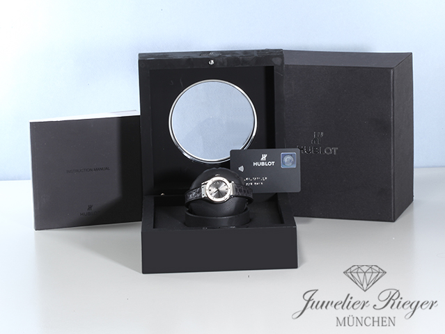Bild 7 der Galerie: Hublot Lady Classic Fusion Racing Grey 33 mm 2016 581.NX.7071.LR Titan Damen
