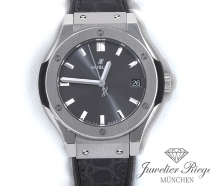 Uhransicht von vorne, hauptsächlich das Zifferblatt und die Lünette sichtbar. Hublot Lady Classic Fusion Racing Grey 33 mm 2016 581.NX.7071.LR Titan Damen