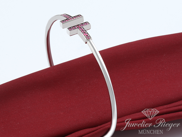 Bild 2 der Galerie: Tiffany & Co. T Wire Armreif Weissgold 750 Rubine Größe Medium Gold