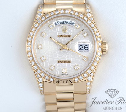 Uhransicht von vorne, hauptsächlich das Zifferblatt und die Lünette sichtbar. Rolex Day Date 36 mm 18138 1986 LC100 Gelbgold 750 Diamanten Automatik Gold