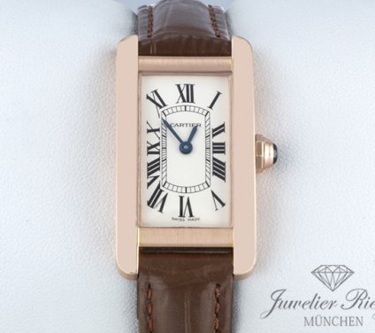 Uhransicht von vorne, hauptsächlich das Zifferblatt und die Lünette sichtbar. Cartier Lady Tank Americaine Rosegold 750 2012 Lederband W2607456 Damen Gold