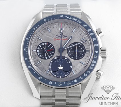 Uhransicht von vorne, hauptsächlich das Zifferblatt und die Lünette sichtbar. Omega Speedmaster Mondphase Meteorite 2025 Chronograph 304.30.43.52.06.001 Moonphase