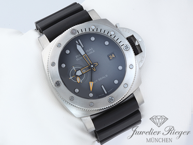 Bild 2 der Galerie: Panerai Submersible GMT Navy Seals 44 mm PAM01323 2024 Edelstahl Automatik