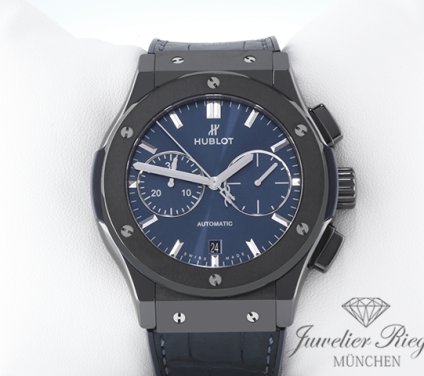 Uhransicht von vorne, hauptsächlich das Zifferblatt und die Lünette sichtbar. Hublot Classic Fusion Blue 45 mm 2021 Chronograph 521.CM.7170.LR Keramik Automatik