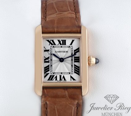 Uhransicht von vorne, hauptsächlich das Zifferblatt und die Lünette sichtbar. Cartier Tank Louis Kleines Modell Rosegold 750 2020 WGTA0010 Handaufzug Gold