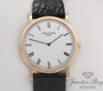 Uhransicht von vorne, hauptsächlich das Zifferblatt und die Lünette sichtbar. Patek Philippe Calatrava 3520D 1994 Gelbgold 750 Handaufzug Gold