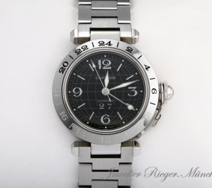 Uhransicht von vorne, hauptsächlich das Zifferblatt und die Lünette sichtbar. Cartier Pasha C GMT 35 mm W31049M7 Edelstahl Automatik Damen Stahl
