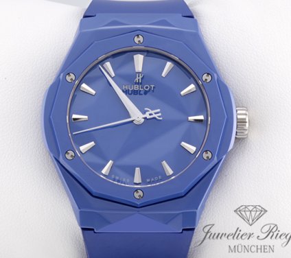 Uhransicht von vorne, hauptsächlich das Zifferblatt und die Lünette sichtbar. Hublot Classic Fusion Orlinski Blue 40 mm 2025 550.ES.5100.RX.ORL21 Keramik Automatik