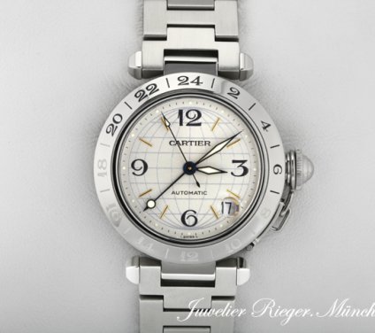 Uhransicht von vorne, hauptsächlich das Zifferblatt und die Lünette sichtbar. Cartier Pasha C GMT 35 mm W31029M7 Edelstahl Automatik Damen Stahl